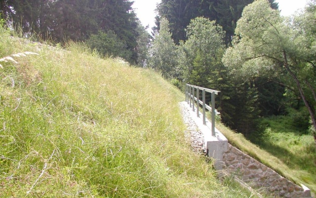 Protierozní ochrana křídel železničního mostu u obce Urbaneč