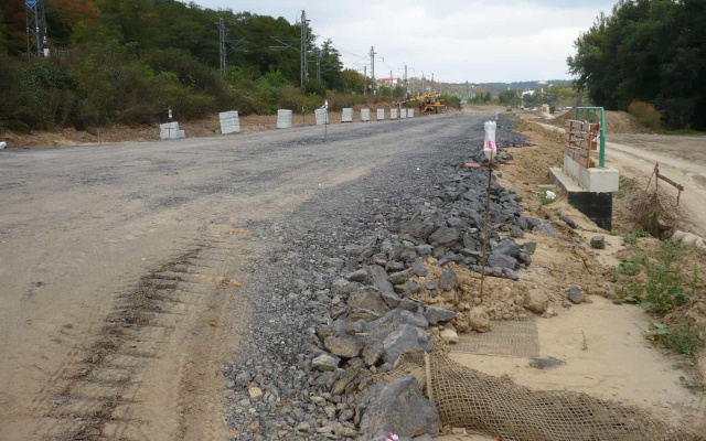 Odvodnění násypového tělesa přeložené silnice v Roztokách u Prahy