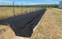 Separace kameniva a zeminy ve vsakovacím příkopu