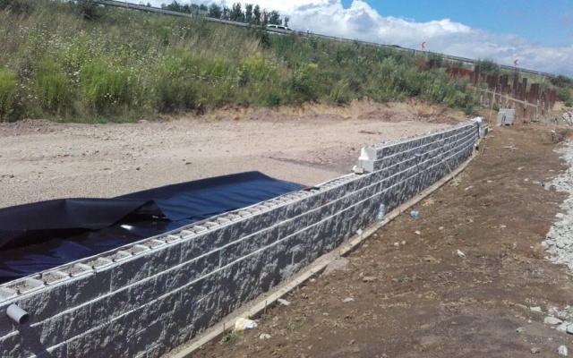 Vyztužená opěrná zeď u opěry mostu na dálnici D1 v úseku Budimír - Bidovce