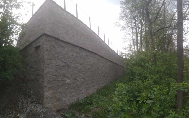 Žďár nad Sázavou, novostavba RD, opěrná zeď z vyztužené zeminy