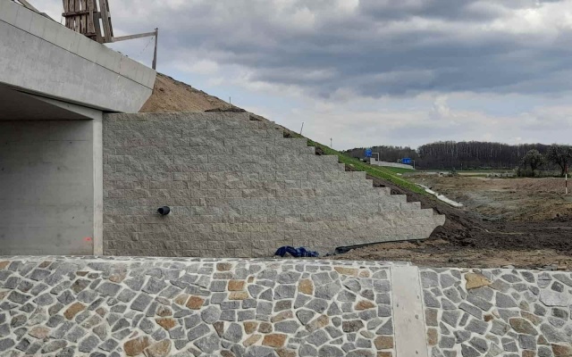 Vyztužená křídla mostu na dálnici D35, Časy - Ostrov