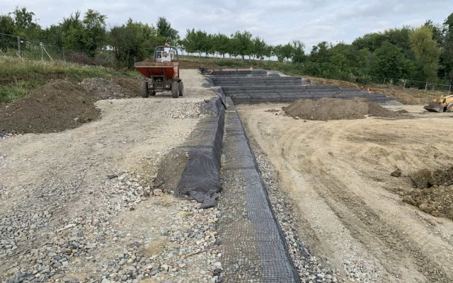 Sanace zárubní zdi na fotbalovém hřišti v Dolním Němčí