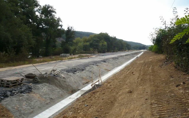 Odvodnění násypového tělesa přeložené silnice v Roztokách u Prahy