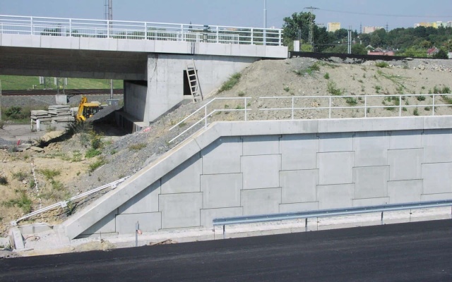 Opěrná zeď z velkoplošných panelů na dálnici D47 v Ostravě (rampa 8 MÚK Rudná)