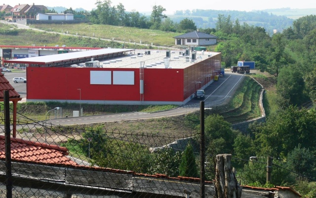 Opěrná zeď s lícem z přírodního kamene v Ivančicích