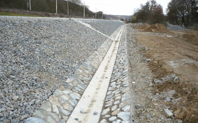 Odvodnění násypového tělesa přeložené silnice v Roztokách u Prahy