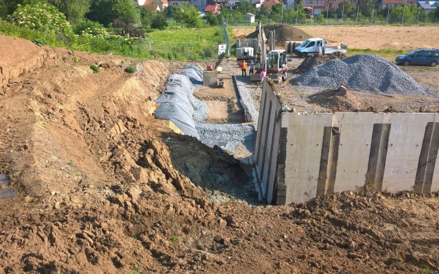 Sanace zárubní zdi na fotbalovém hřišti v Dolním Němčí