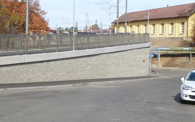 Opěrná zeď lávky na železniční trati Tábor – Bechyně
