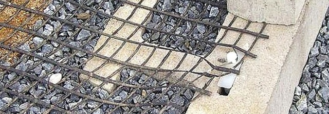 Mechanizmy spojování obkladových prvků a geosyntetik a jejich spolehlivost v opěrných konstrukcích