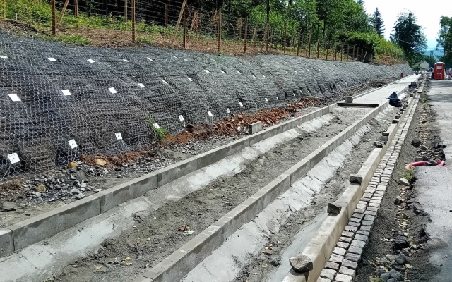 Zajištění stability svahu zemními kotvami na silnici III/48414 v Lubně