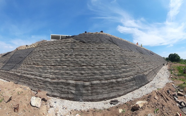 Strmý svah na hranici pozemku – technologické centrum Švédské šance