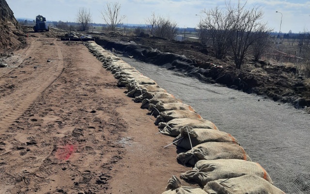 Strmý svah na hranici pozemku – technologické centrum Švédské šance