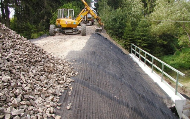 Protierozní ochrana křídel železničního mostu u obce Urbaneč