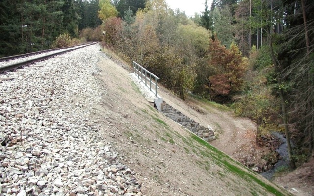 Protierozní ochrana křídel železničního mostu u obce Urbaneč