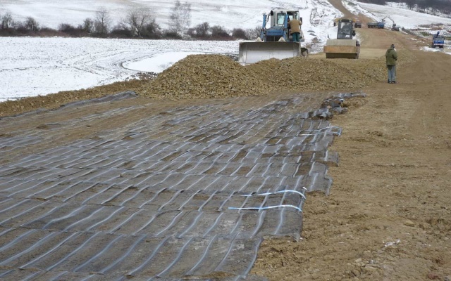 Vyztužený sendvičový násyp na silnici II/236 v Lánech