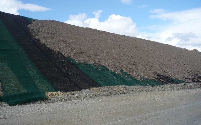 Vyztužený sendvičový násyp na silnici II/236 v Lánech