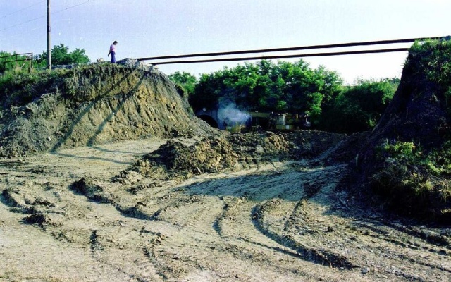 Sanace železničního násypu nedaleko Holubic