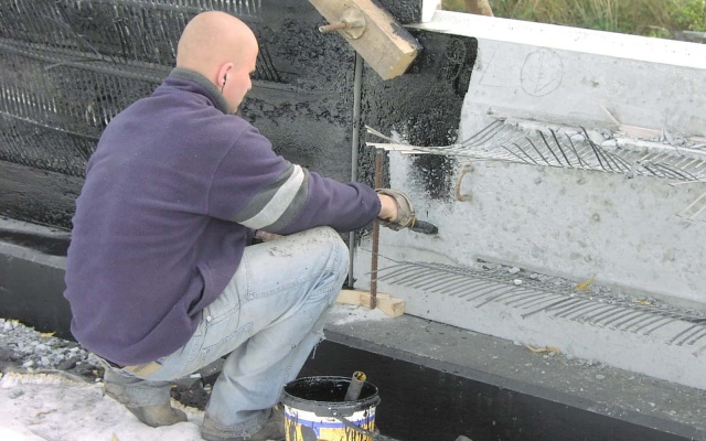 Opěrná zeď z velkoplošných panelů v Ostravě (u Zeleniny)