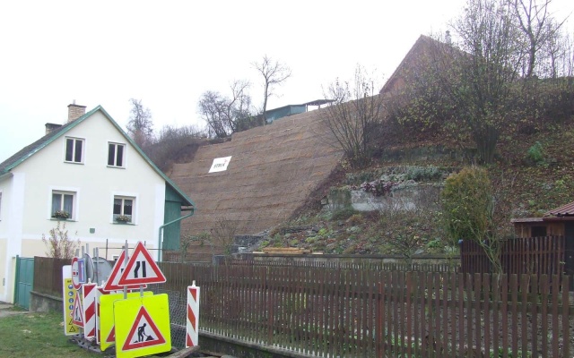 Sanace sesuvu nad domem v obci Dubá