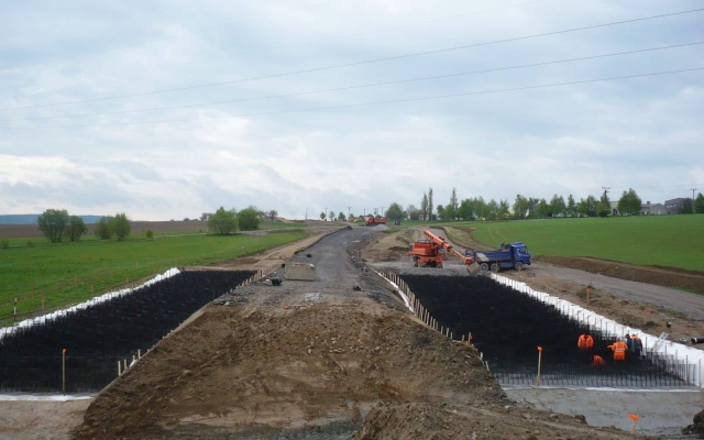 Založení nově budovaného násypu rekonstruované silnice II/405 Příseka–Brtnice