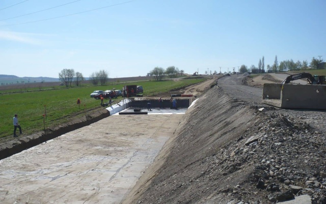 Založení nově budovaného násypu rekonstruované silnice II/405 Příseka–Brtnice