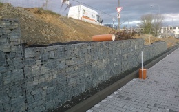 Gabionová zeď v areálu firmy Mercedes, Brno
