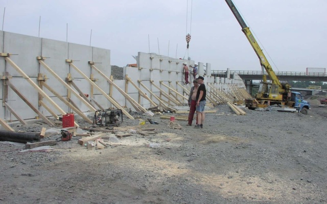 Opěrná zeď z velkoplošných panelů na dálnici D47 v Ostravě (rampa 8 MÚK Rudná)