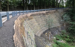 Troskovice, Silnice III/28115, strmý svah z vyztužené zeminy