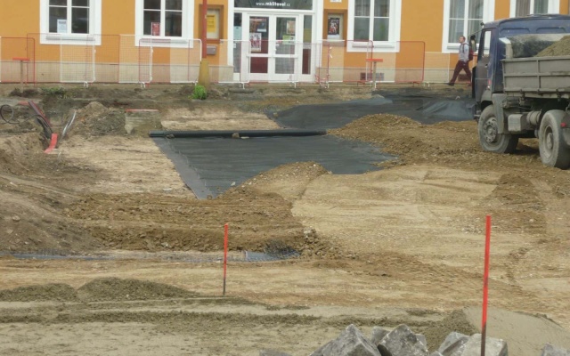 Zpevnění podkladní vrstvy parkoviště na náměstí Přemysla Otakara v Litovli