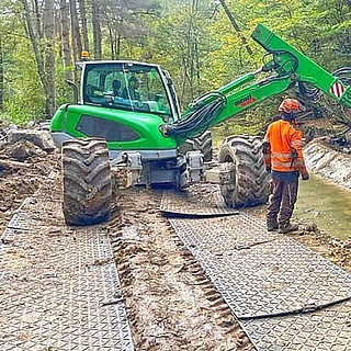 Jak silniční panely zajišťují sjízdnost dočasných přístupů na staveniště anebo chrání povrchy