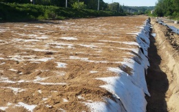 Odvodnění násypového tělesa přeložené silnice v Roztokách u Prahy