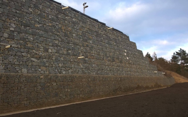 Lelekovice, nadstavba zdi