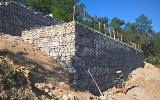 Řícmanice, opěrné zdi pro vyrovnání pozemku ve svahu