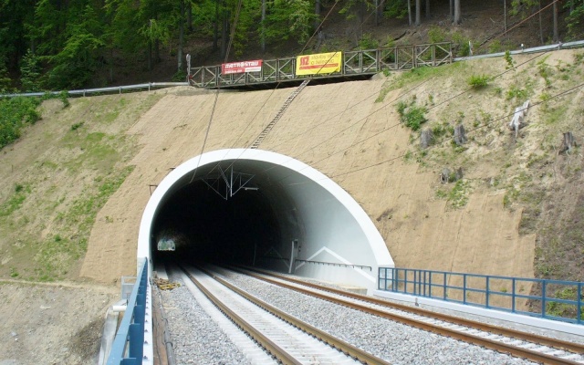 Zpevnění svahů výjezdového portálu tunelu Hněvkov II