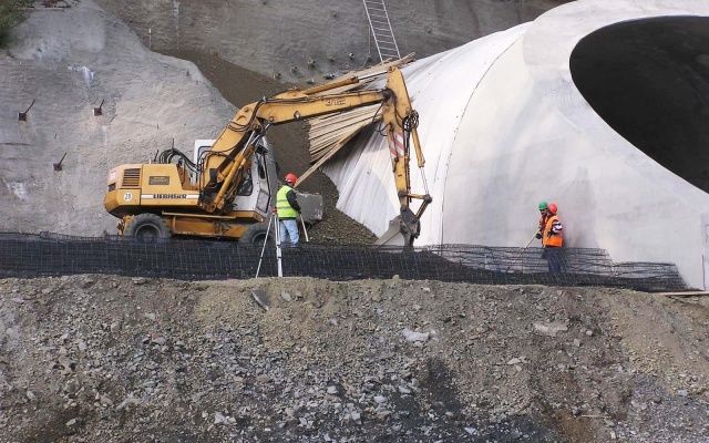 Zpevnění svahů výjezdového portálu tunelu Hněvkov II