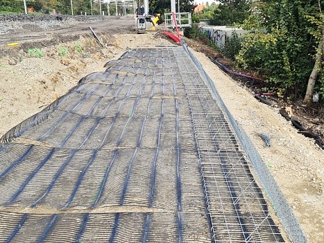 Praha - Rajská zahrada – vyztužená opěrná konstrukce pod nástupištěm