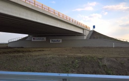 Vyztužená zeď u opěry mostu na dálnici D1 Senec - Blatné, křižovatka Blatné