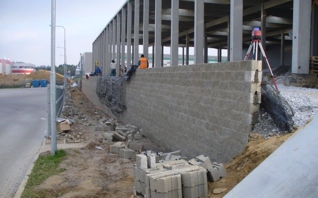 Liberec, opěrná zeď v areálu VGP parku