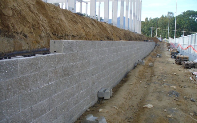 Liberec, opěrná zeď v areálu VGP parku