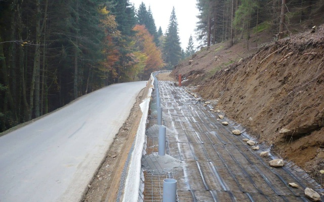 Výškové oddělení silnice a cyklostezky strmým svahem v Prášilech na Šumavě