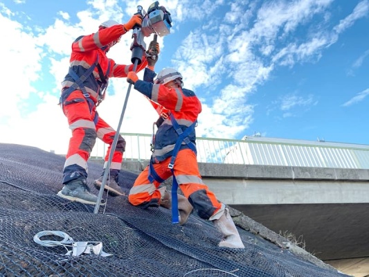 Zajištění stability svahů pomocí mechanických zemních kotev a prefabrikovaných drénů