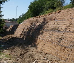 Jemnice, armovaný svah pod silnicí