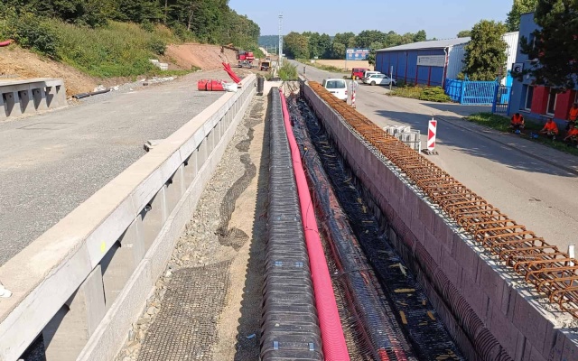 Praha - Rajská zahrada – vyztužená opěrná konstrukce pod nástupištěm