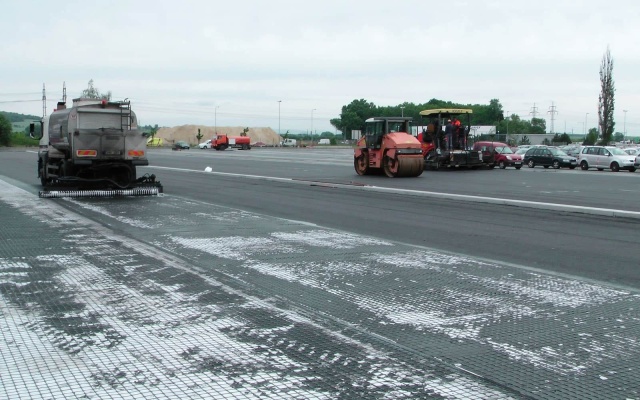 Vyztužení vrstev parkoviště v areálu Škoda v Mladé Boleslavi