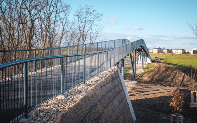Svahy lávky pro pěší a cyklisty přes železniční trať v Praze-Čakovicích