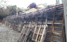 Slaný, strmý svah na hranici pozemku