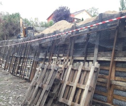 Slaný, strmý svah na hranici pozemku