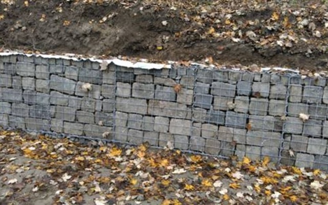 Gabionová zídka u zámečku Barca v Košicích