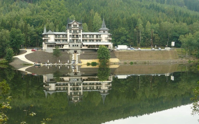 Vybudování zpevněných ploch na svažitém pozemku u Karlových Varů